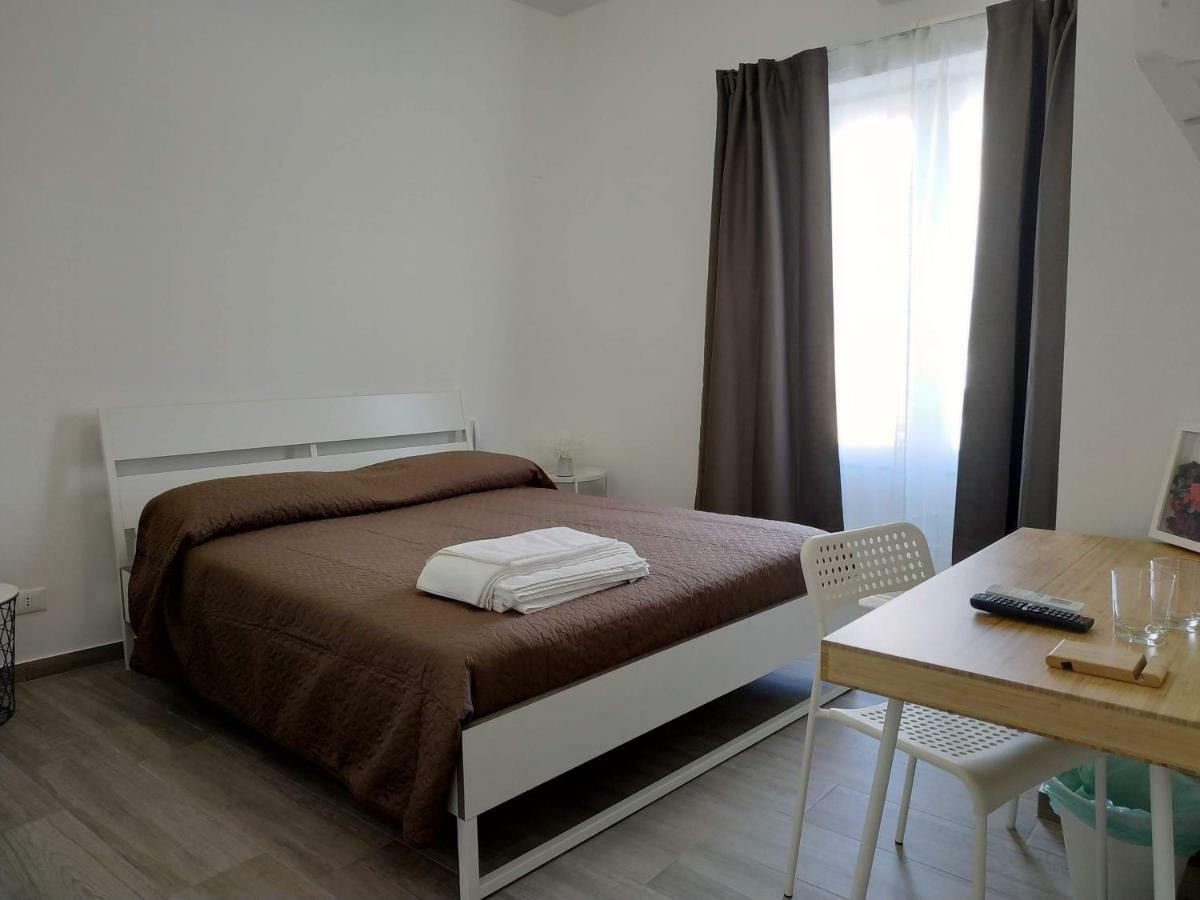 Marina Blu Rooms 卡斯泰拉马莱 外观 照片