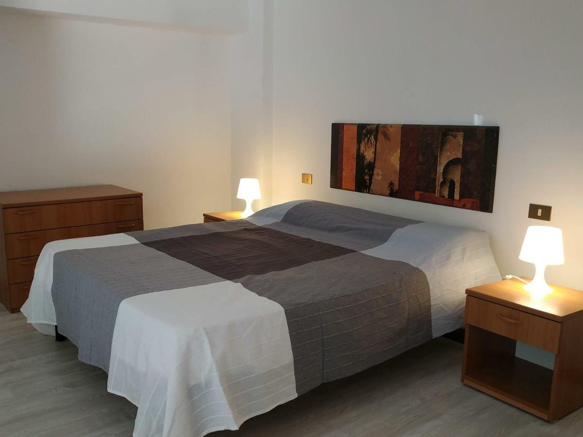 Marina Blu Rooms 卡斯泰拉马莱 外观 照片